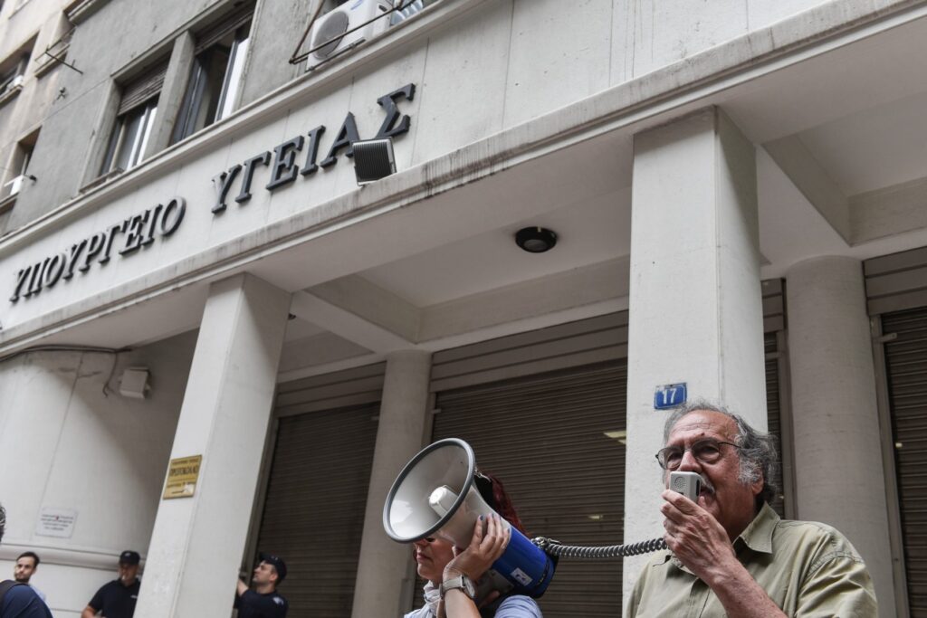 Στον δρόμο κατεβαίνουν γιατροί και νοσηλευτές 