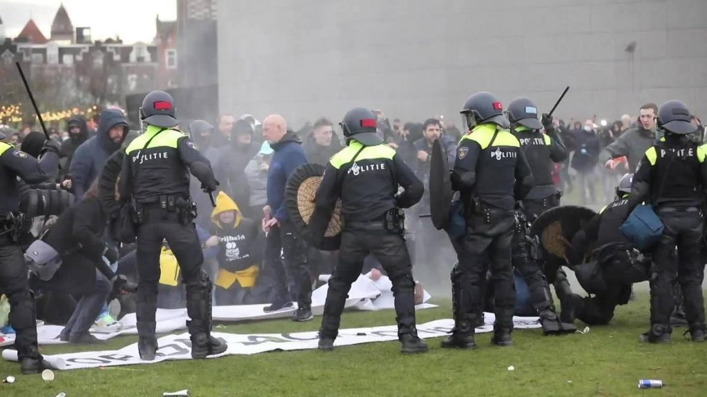 Επεισόδια σε διαδηλώσεις στην Ολλανδία κατά της απαγόρευσης κυκλοφορίας 