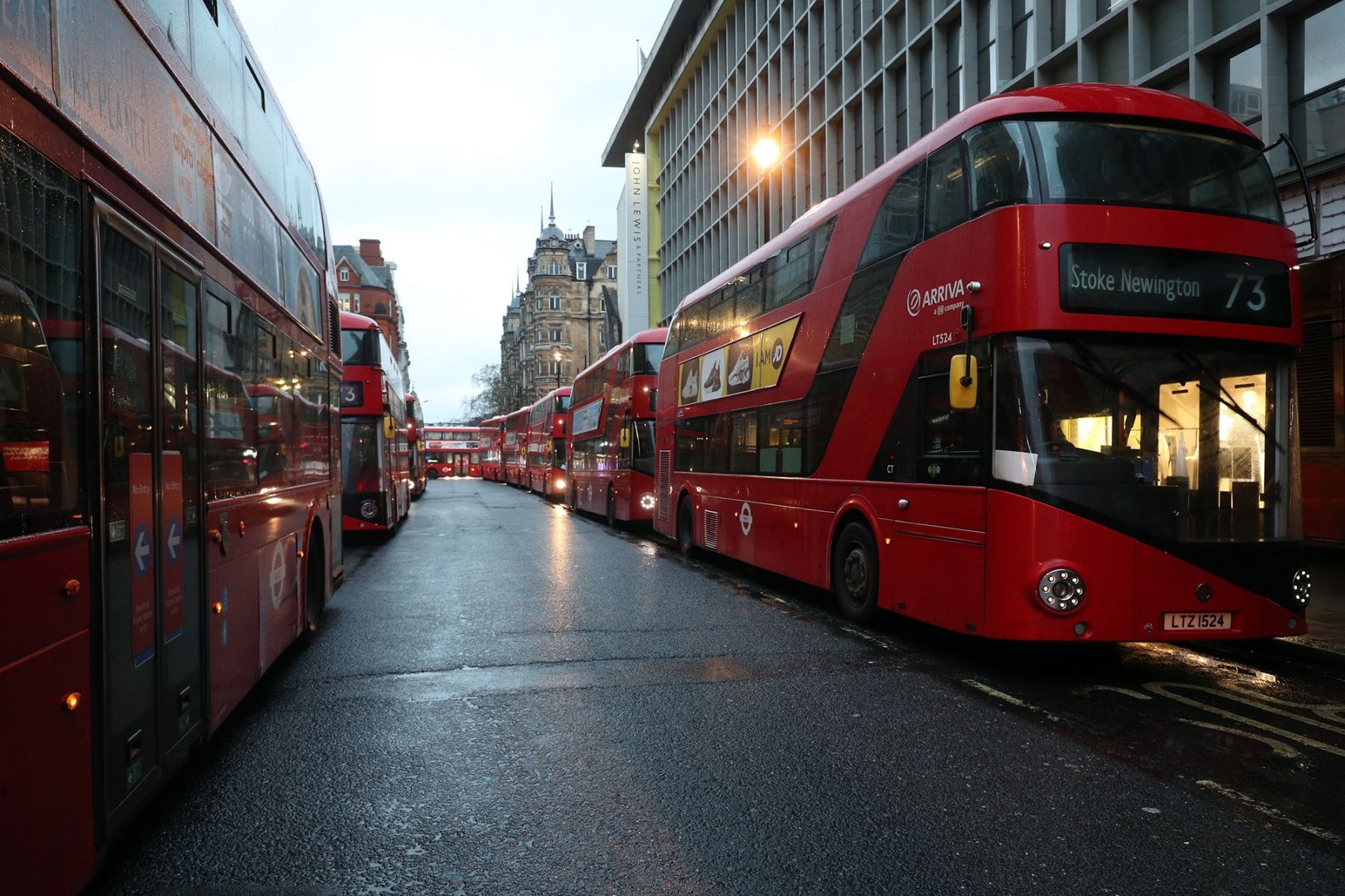 Λονδίνο Κορωνοϊός: Σε ασθενοφόρα μετατρέπονται τα λεωφορεία