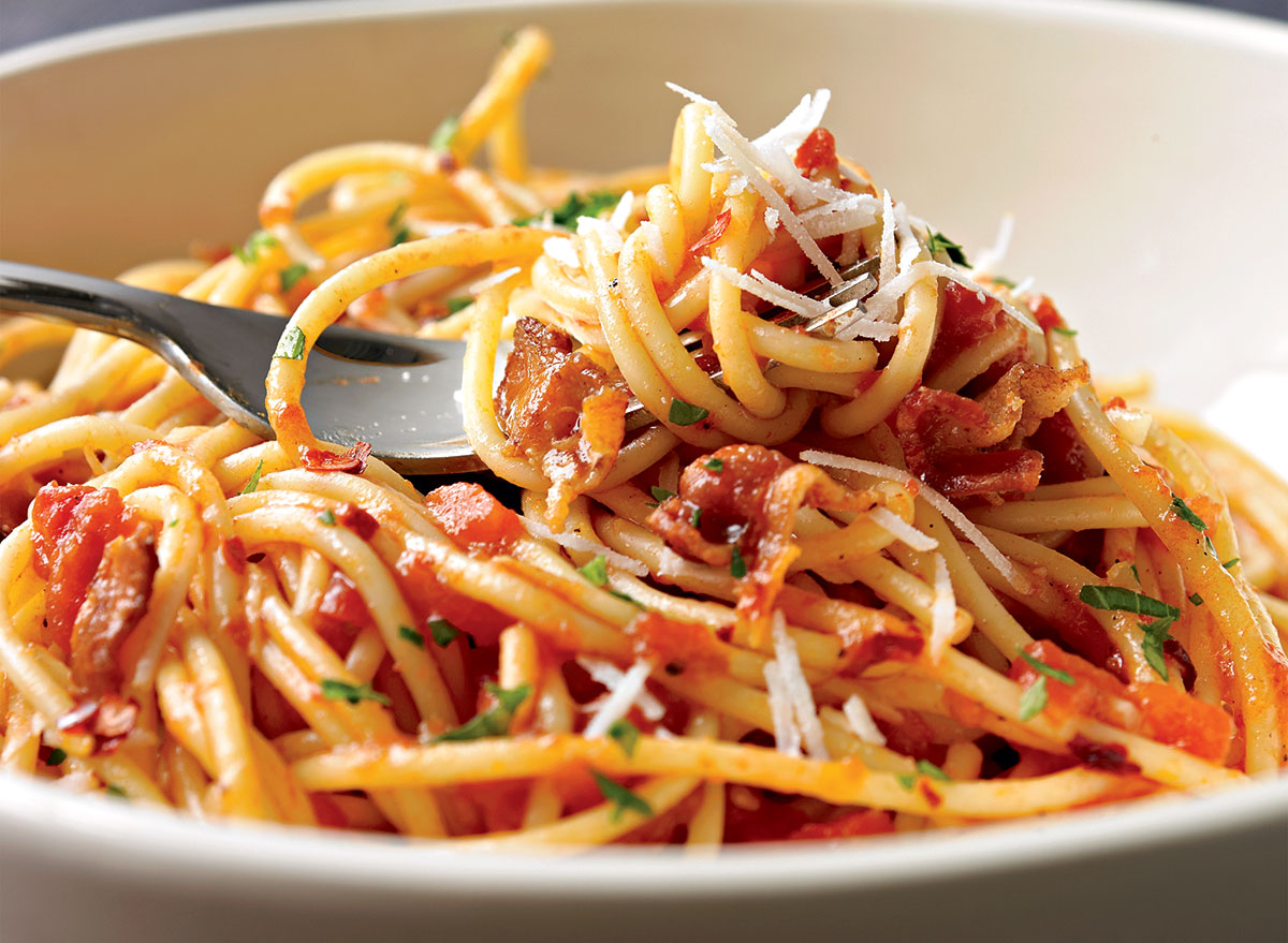 Спагетти в соусе в духовке. Спагетти. Паста спагетти. Итальянские спагетти. Паста с томатным соусом.