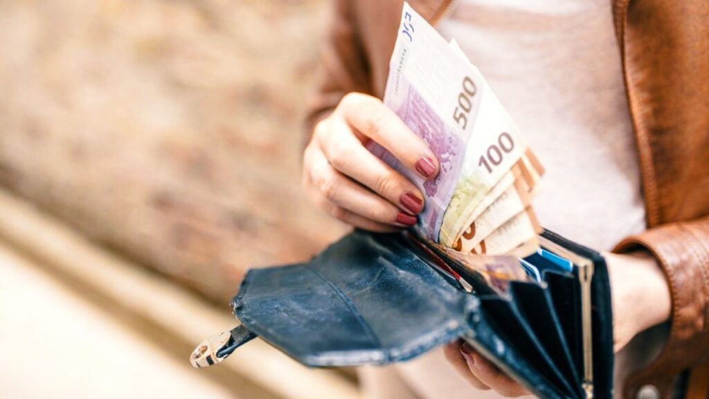 Επιστροφές φόρων έως και 1.930 ευρώ σε πάνω από ένα εκατομμύριο εργαζομένους