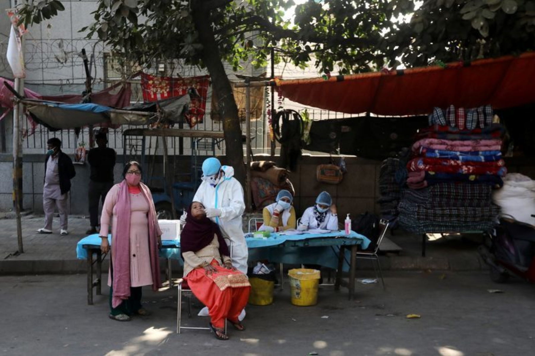Ινδία- Νέο Δελχί: Οι μισοί κάτοικοι του Νέου Δελχί εκτέθηκαν στον κορωνοϊό