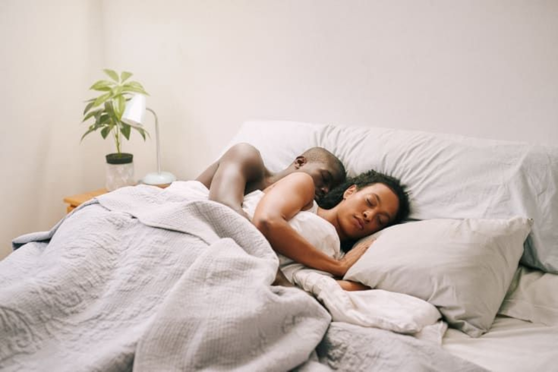 Εγκεφαλική Υγεία: Γνωρίζατε ότι ο ύπνος με τον σύντροφο την βελτιώνει