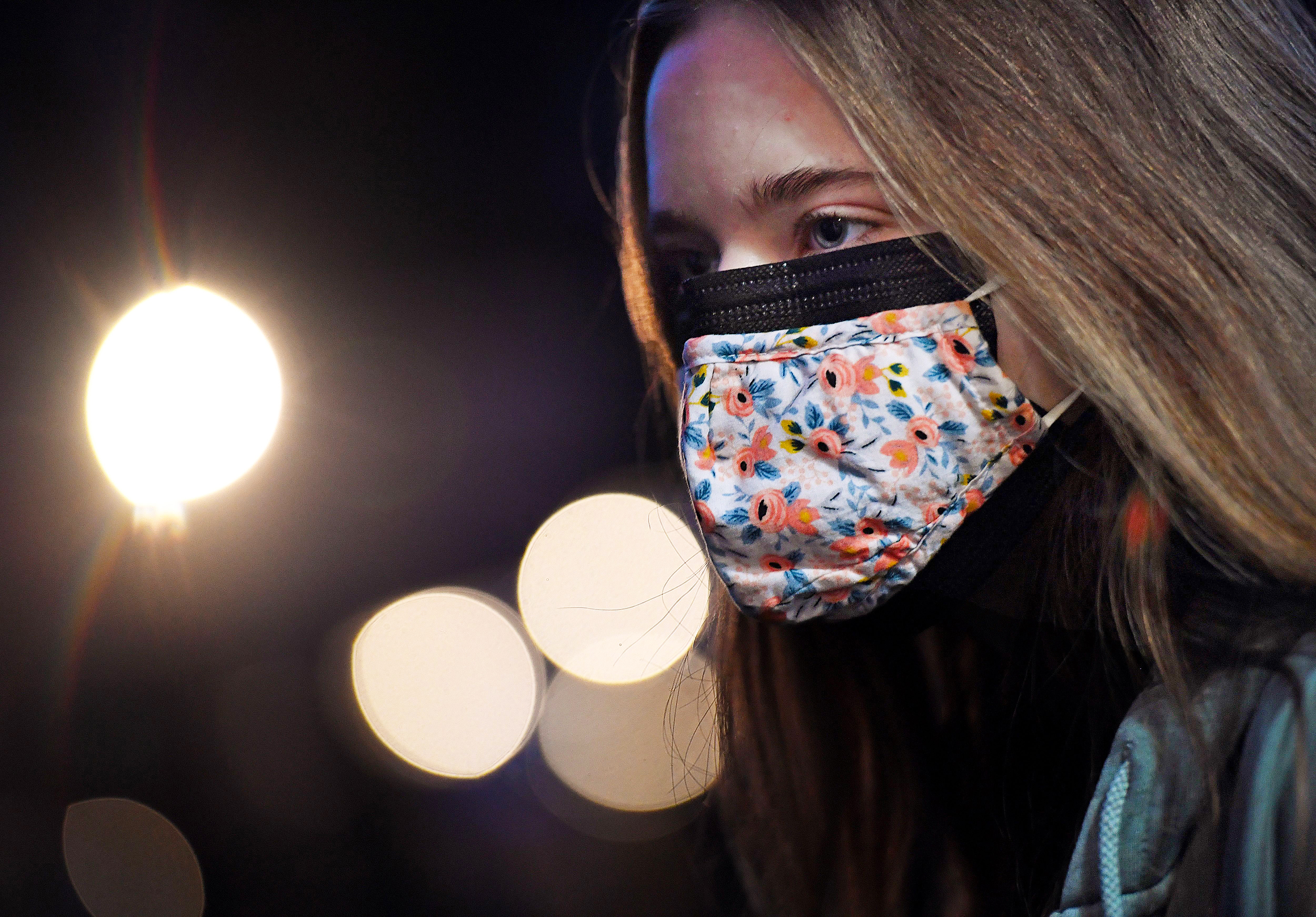 Κορωνοϊός ΗΠΑ: Η χρήση διπλής μάσκας μπορεί να εμποδίσει εώς και το 92% των μολυσματικών σωματιδίων να διαφύγουν στον αέρα