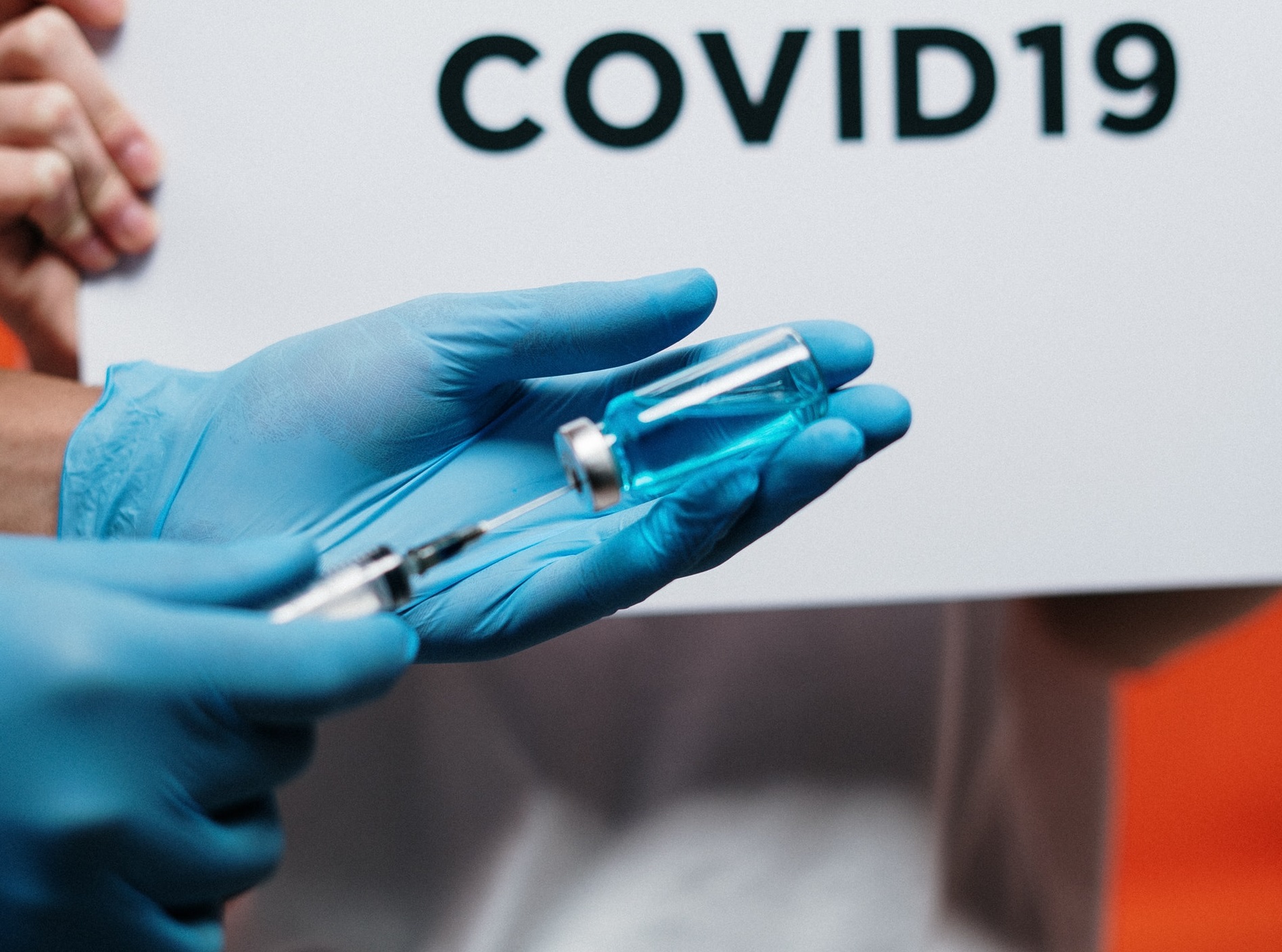 Κορωνοϊός εμβολιασμός μέτρα: Αρκούν τα εμβόλια και οι φυσικές αποστάσεις “όπλα” κατά του κορωνοϊού