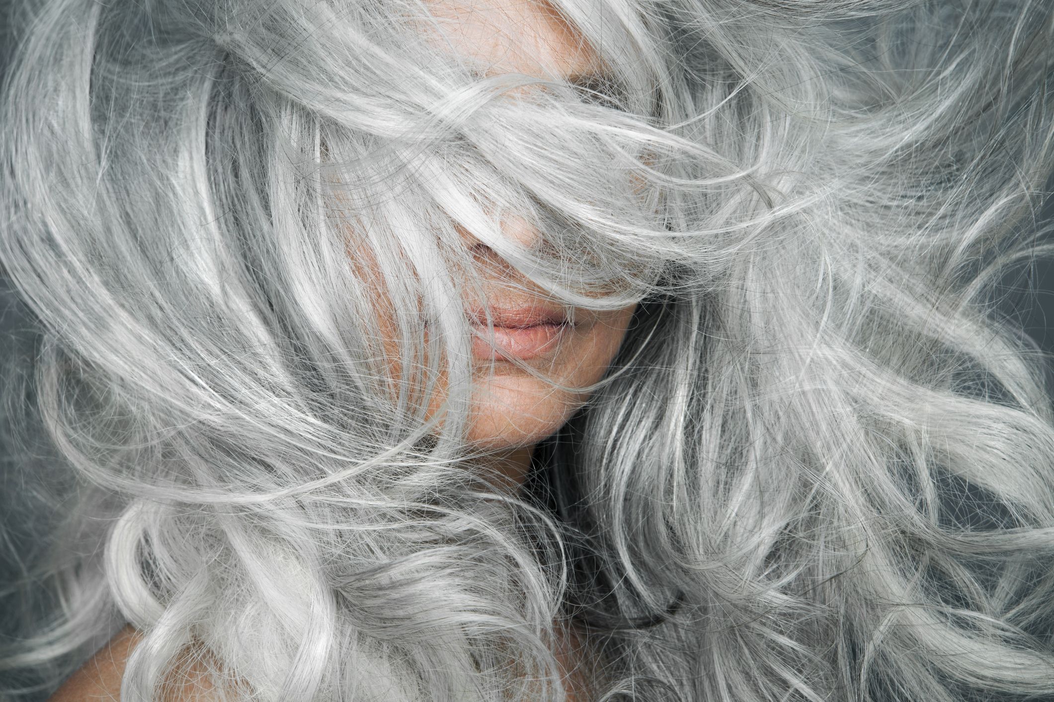 Μαλλιά Άσπρα: Νέα έρευνα ανακαλύπτει φυσική θεραπεία