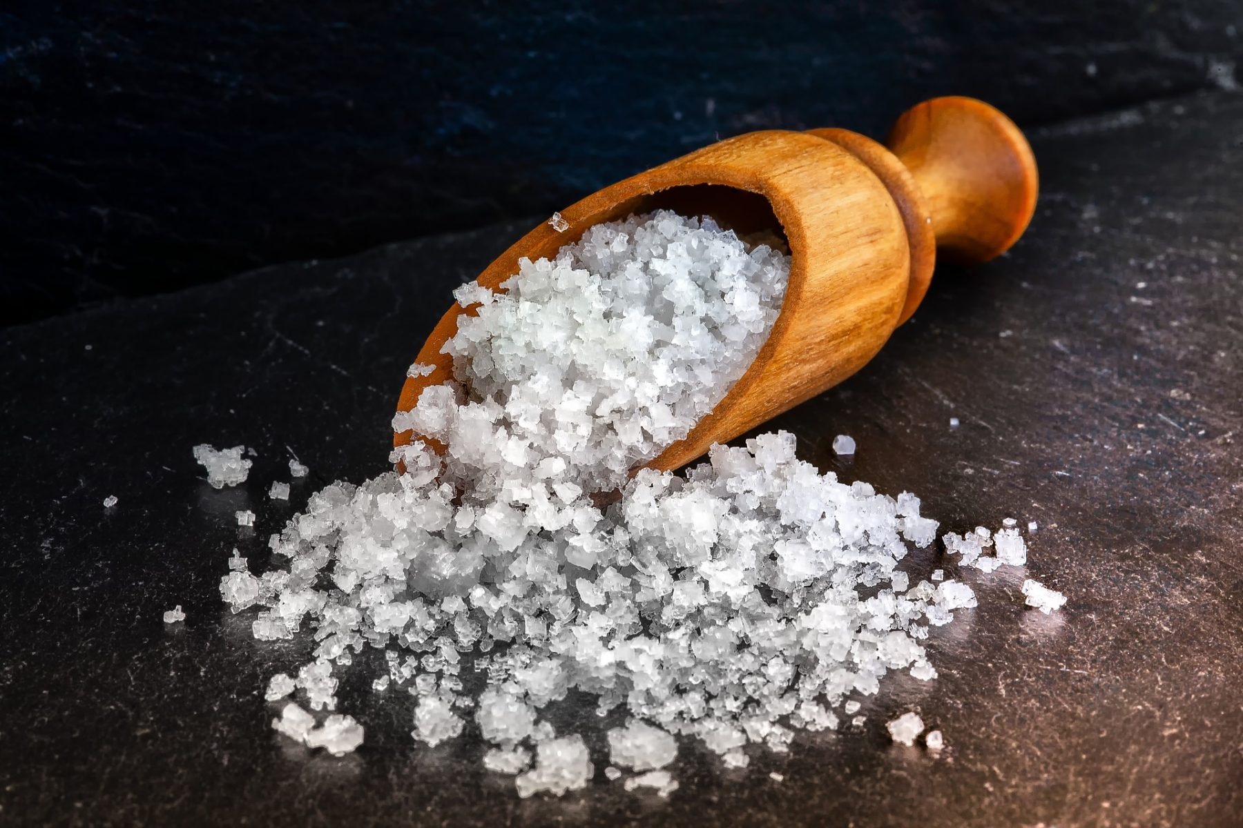 Θαλασσινό αλάτι ιδιότητες: 10 χρήσεις για όμορφο δέρμα, μαλλιά και νύχια