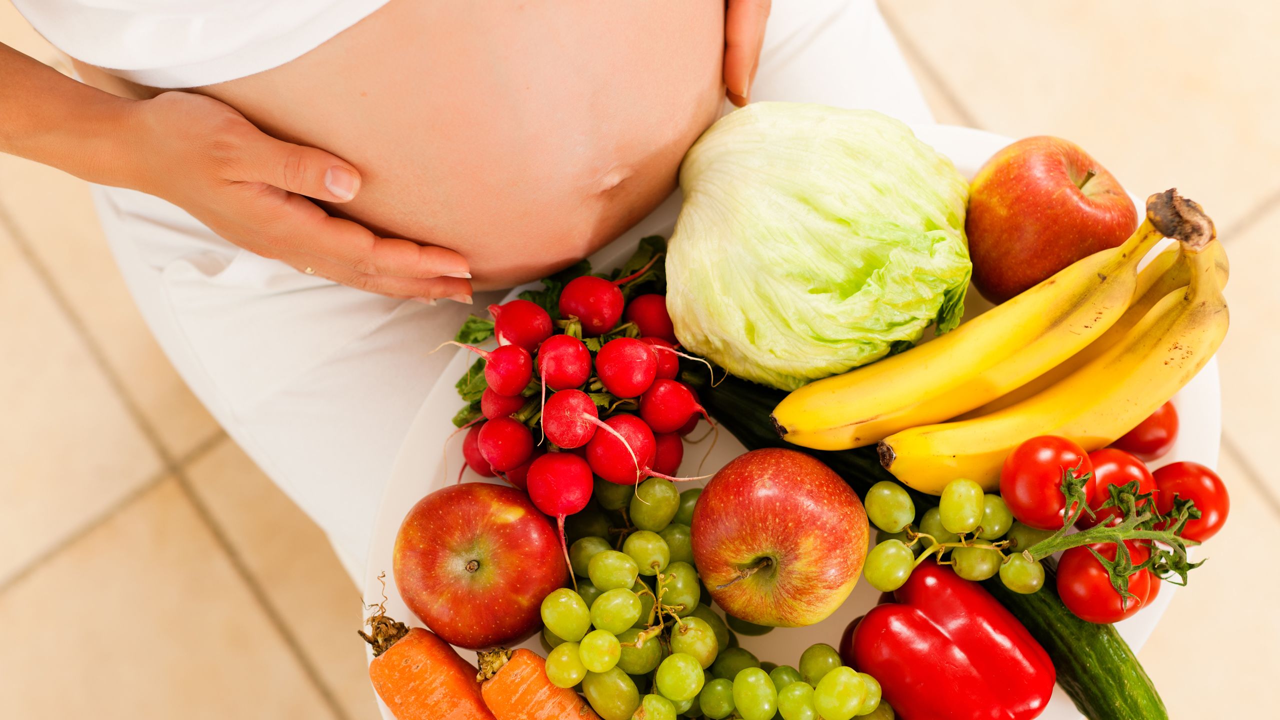 Εγκυμοσύνη Διατροφή: Τι πρέπει να τρώει μια έγκυος ανά τρίμηνο