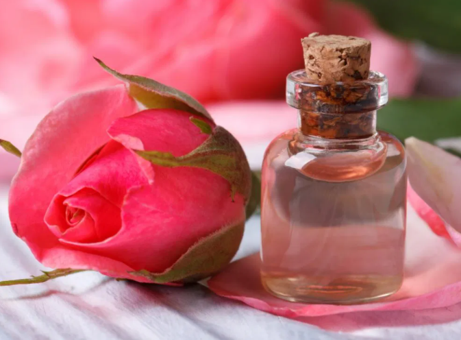 Ροδόνερο: Όσα πρέπει να γνωρίζετε για το δημοφιλές rose water
