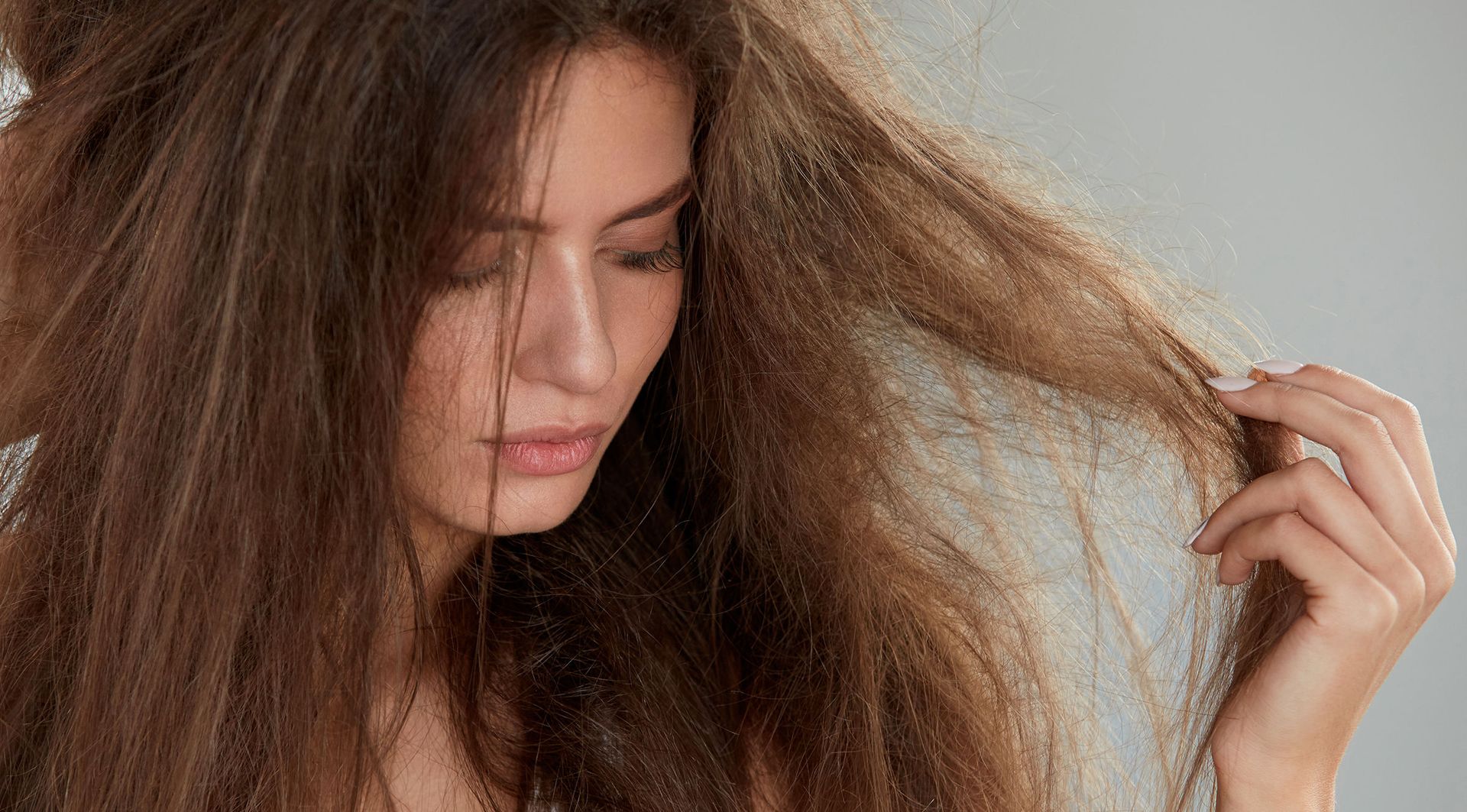 Μαλλιά λεία: Πώς θα απαλλαγείτε από το φριζάρισμα στα μαλλιά