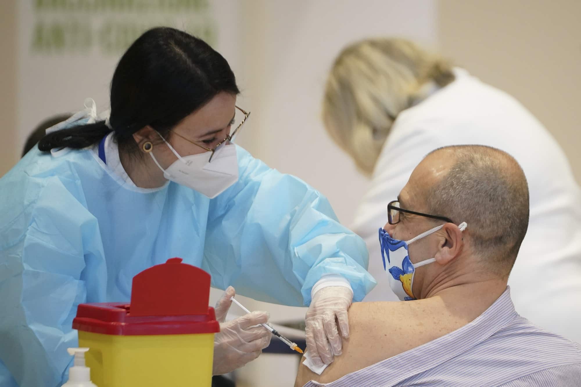 Εμβολιασμός κορωνοϊός: Πλησιάζουν το 1,5 εκατ. οι εμβολιασμοί