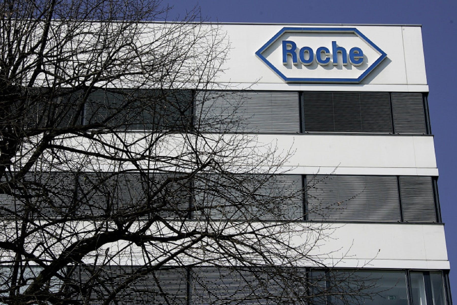 Roche Regeneron: Πολλά υποσχόμενα αποτελέσματα από κλινικές δοκιμές ενός κοκτέιλ κατά της COVID-19