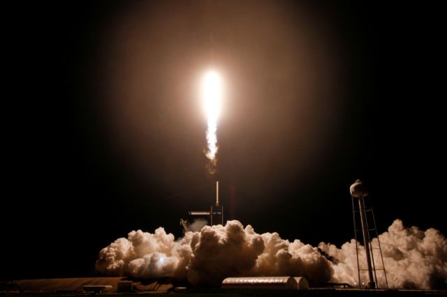 SpaceX: Η εντυπωσιακή στιγμή της προσθαλάσσωσης της κάψουλας [vid]