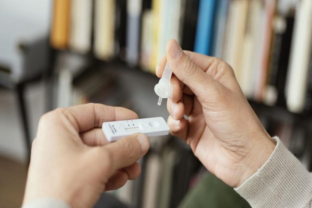 Δωρεάν διάθεση self test από τα φαρμακεία για ανεμβολίαστους μετά το πέρας των διακοπών
