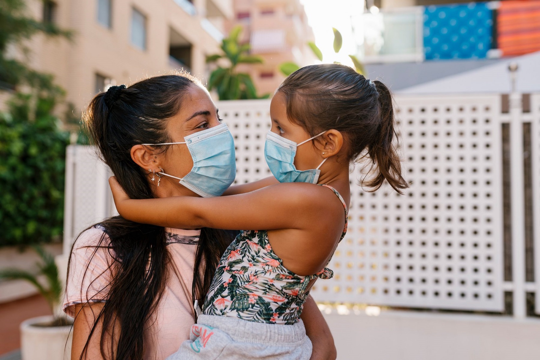 Αγκαλιές Κορωνοϊός: Τι γίνεται μεταξύ εμβολιασμένων ενηλίκων και παιδιών που δεν έχουν εμβολιαστεί;