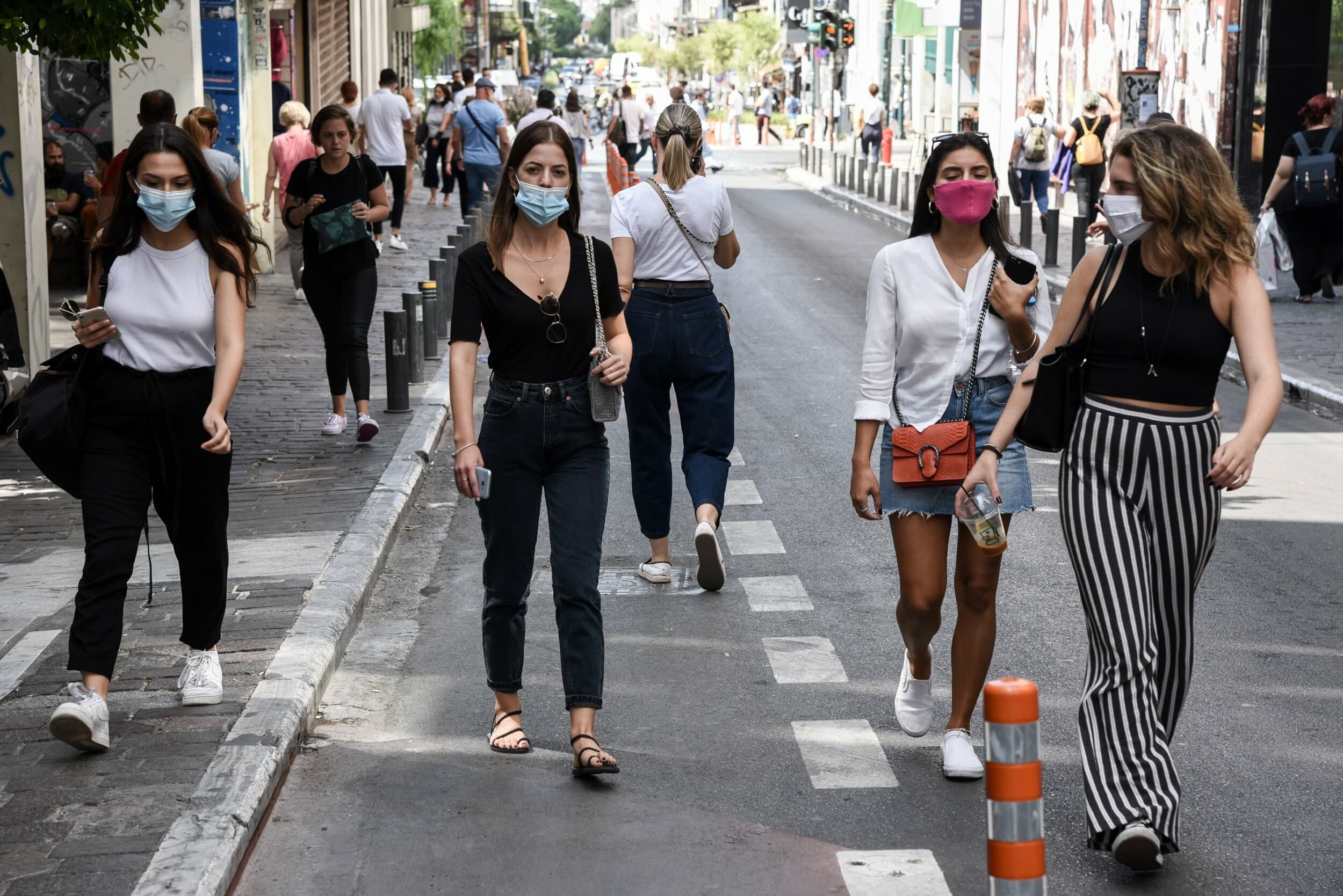 Μάσκα εμβολιασμός: Αντίστροφη μέτρηση για τη μη χρήση μάσκας στους εξωτερικούς χώρους