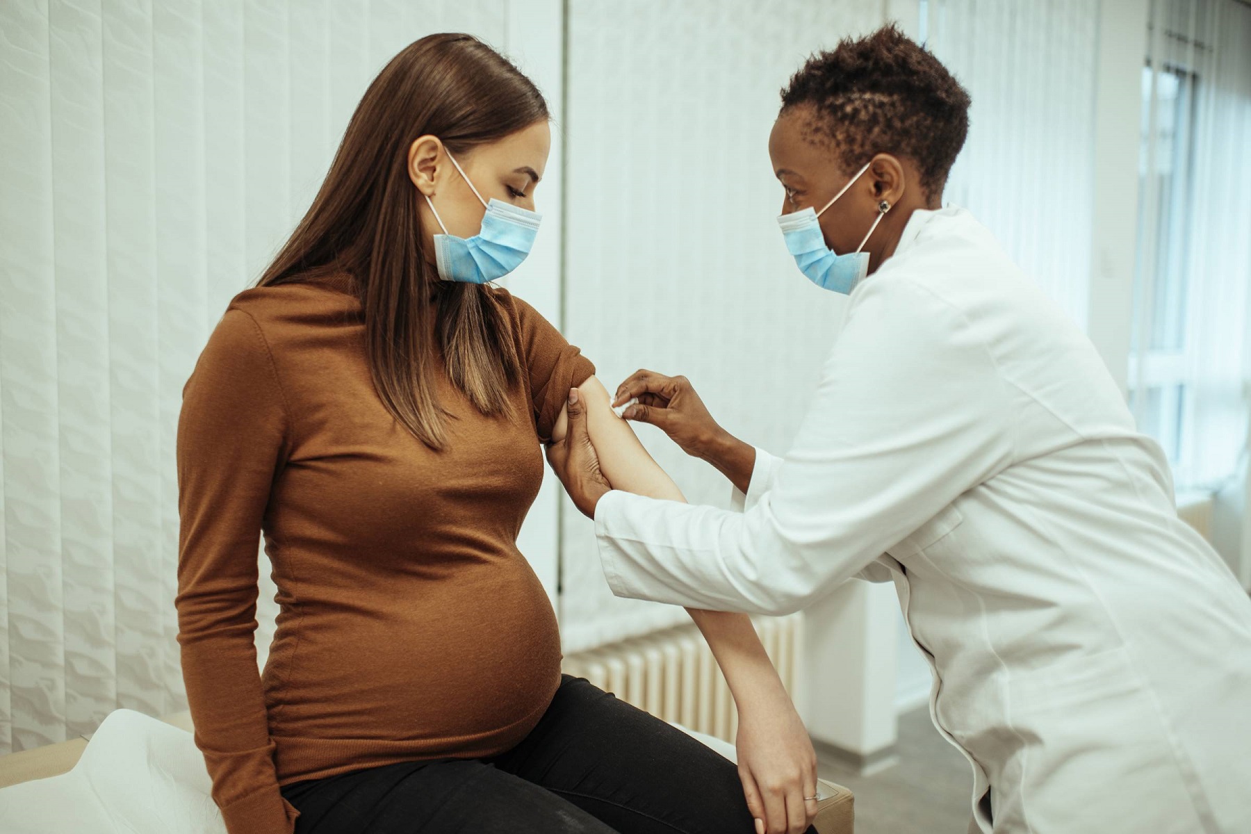 Εμβόλια Covid Εγκυμοσύνη: Εμφανίζονται ασφαλή σε έγκυες γυναίκες, σύμφωνα με προκαταρκτικά αποτελέσματα
