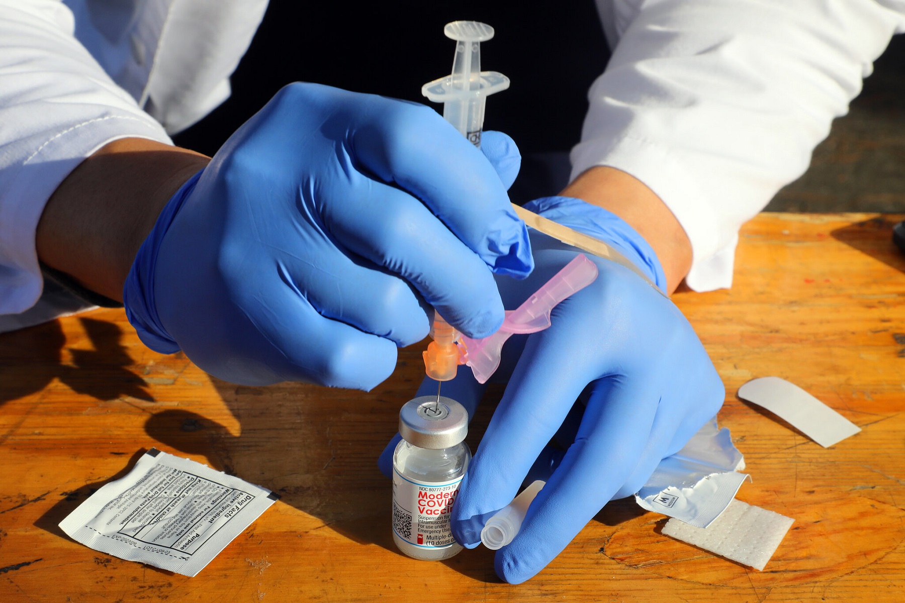 Pfizer Εμβολιασμός: Άνθρωπος της Χαβάης λαμβάνει την τρίτη δόση εμβολίου covid-19 σε πειραματική δοκιμή
