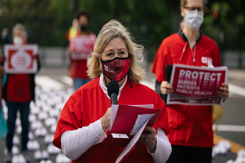 Η Ένωση Νοσοκόμων των ΗΠΑ λέει ότι η κίνηση απαλλαγής από τη μάσκα «απειλεί τη ζωή ασθενών, νοσοκόμων και άλλων εργαζομένων πρώτης γραμμής»