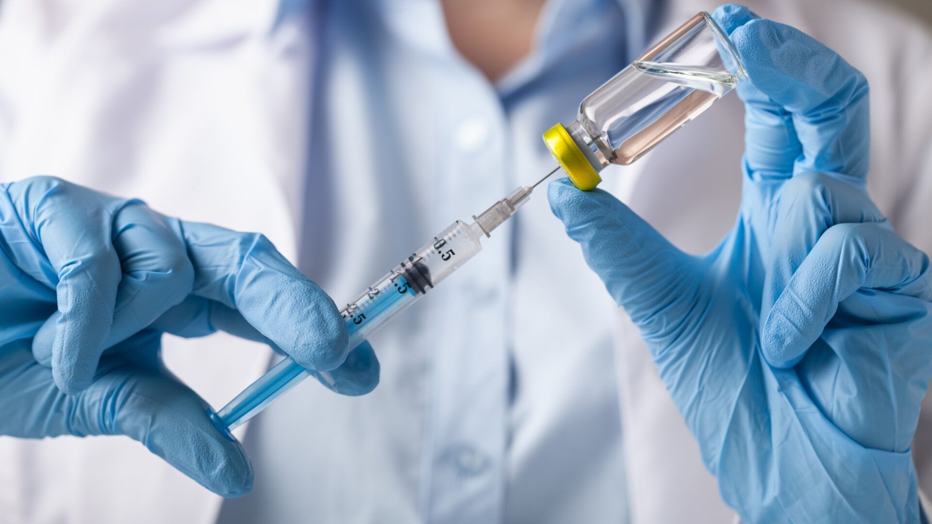 ΕΟΔΥ : Η αποτελεσματικότητα του εμβολιασμού έναντι διασωλήνωσης και θανάτου
