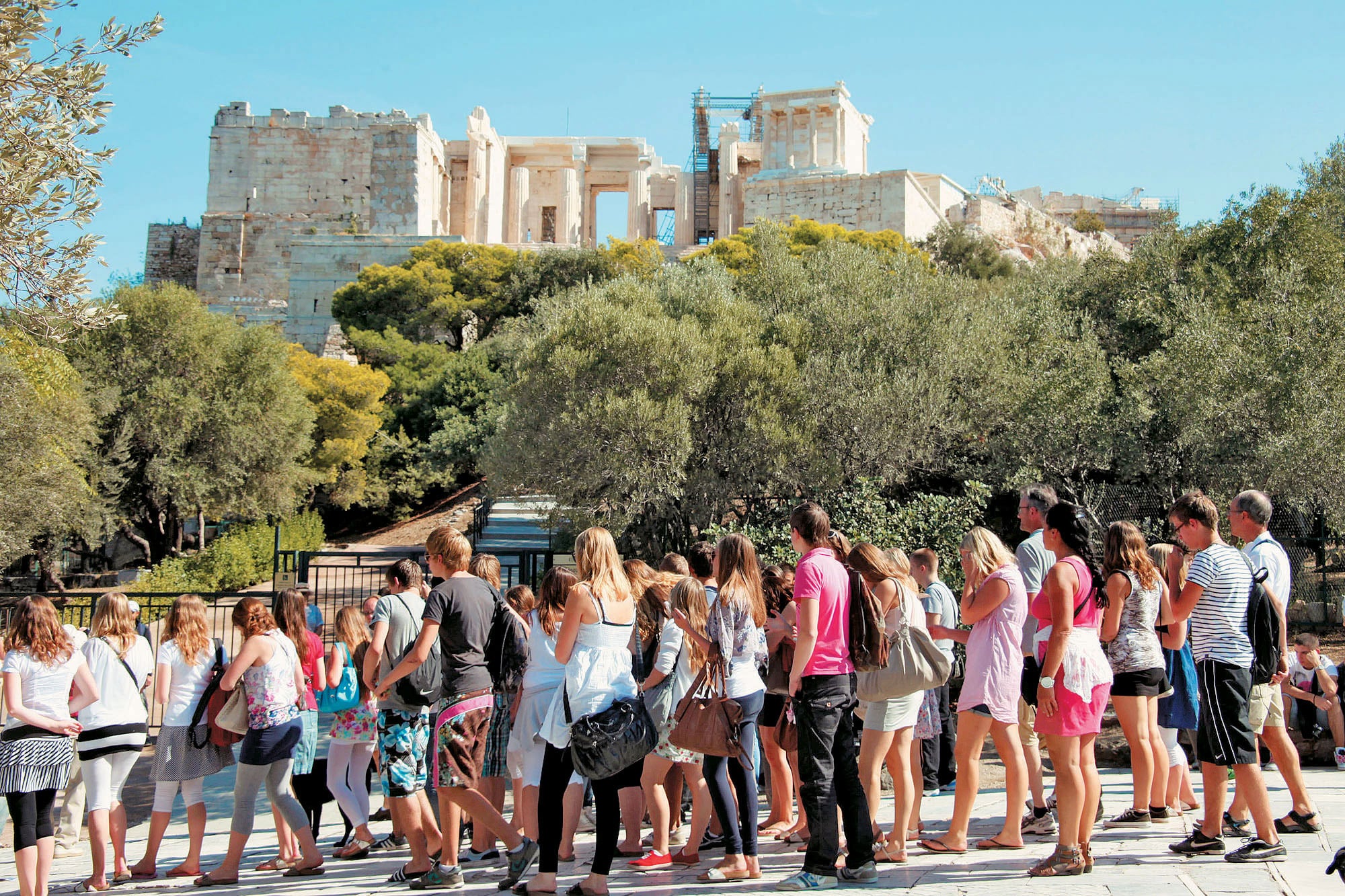 «Οδηγός εξόδου» από το lockdown: Ανοίγουν αύριο οι οργανωμένες πλαζ, ακολουθούν σχολεία και τουρισμός