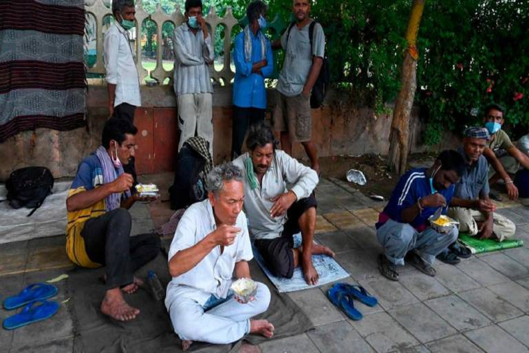Ινδία Πανδημία: Το κύμα κορωνοϊού έχει ωθήσει εκατομμύρια ινδικές οικογένειες σε φτώχεια και πείνα
