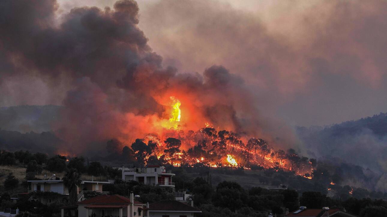 Φωτιά Σχίνος Κόρινθος: Μαίνεται η φωτιά στον Σχίνο Κορινθίας, κινείται προς Αλεποχώρι -Εκκενώθηκαν οικισμοί, μοναστήρια [vid]