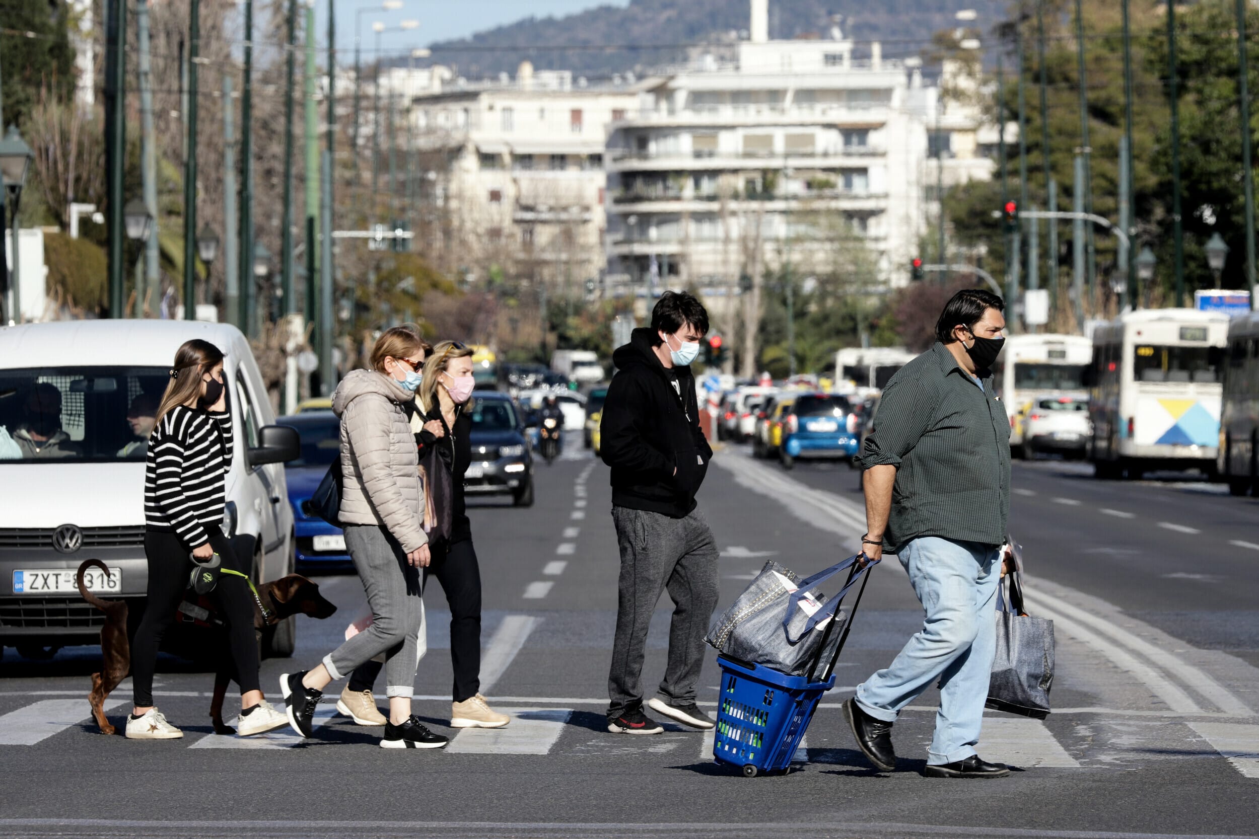 Lockdown τέλος: Ανακοινώσεις σήμερα για SMS, μετακινήσεις, ωράριο απαγόρευσης, ταξίδια σε άλλους νομούς και νησιά