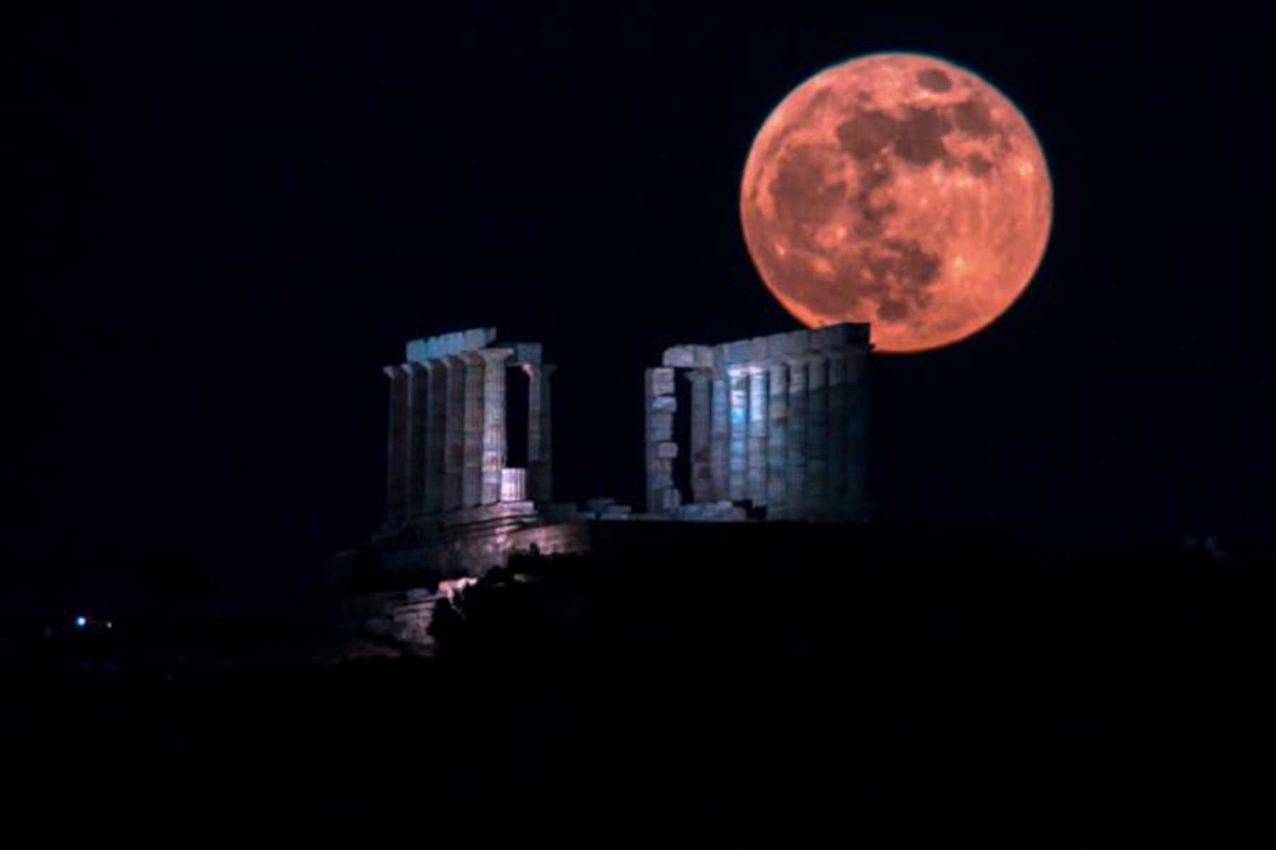 Υπερ πανσέληνος Μαίου : Ο ναός του Ποσειδώνα περικυκλώνεται από το κόκκινο φεγγάρι
