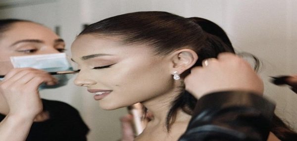 Ariana Grande : Φοράει νυφικό Vera Wang και ρίχνει τα σόσιαλ