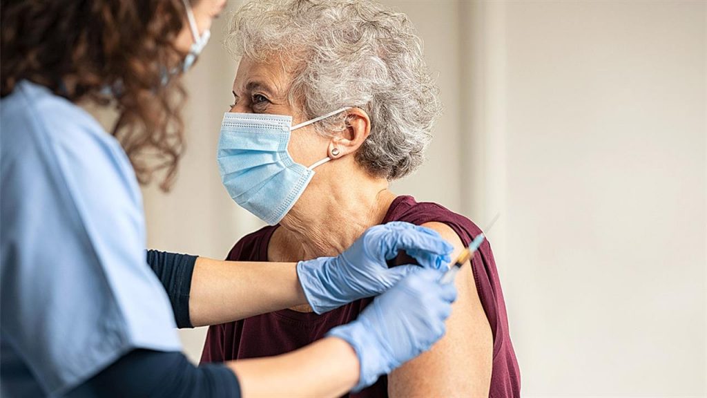 Έρχεται η ώρα των υποχρεωτικών εμβολιασμών και των «διευκολύνσεων» για εμβολιασμένους