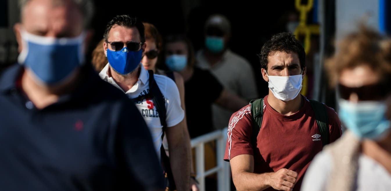 Μάσκες ειδικοί καύσωνας: Τέλος οι μάσκες για όλους, στους εξωτερικούς χώρους -Αποφασίζει αύριο η επιτροπή