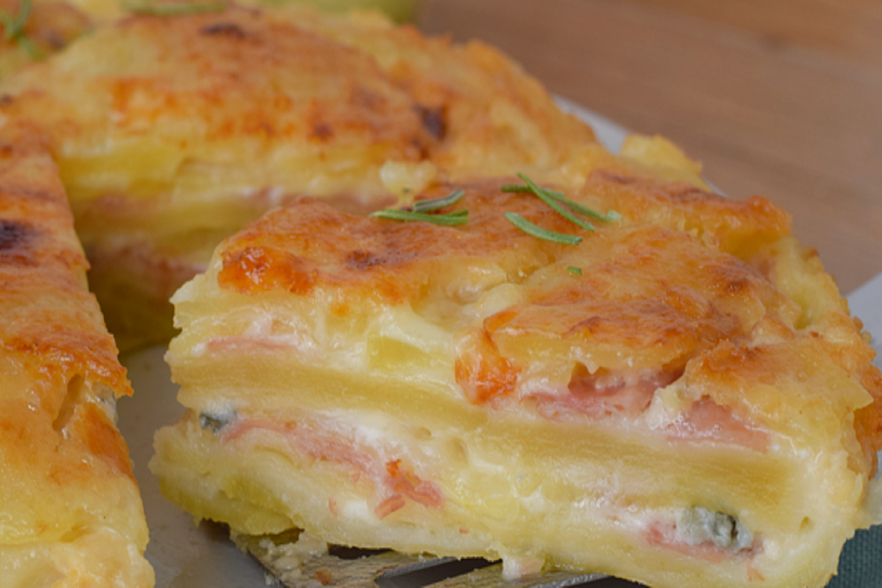 Πίτες Αλμυρά: Υπέροχη πατατόπιτα χωρίς φύλλο με γκοργκοντζόλα και μορταδέλα