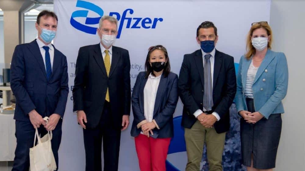 Pfizer: Επίσκεψη Pyatt στις εγκαταστάσεις του Κέντρου Καινοτομίας της Pfizer στη Θεσσαλονίκη