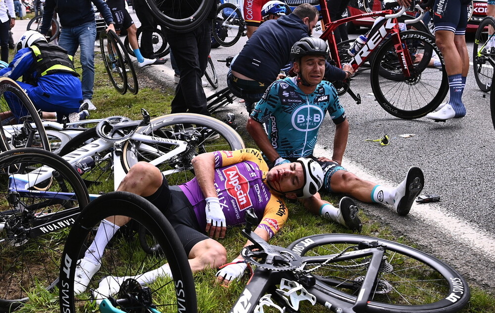 Tour de France: Τρομερή καραμπόλα εξαιτίας θεατή που πόζαρε στις κάμερες [pic]