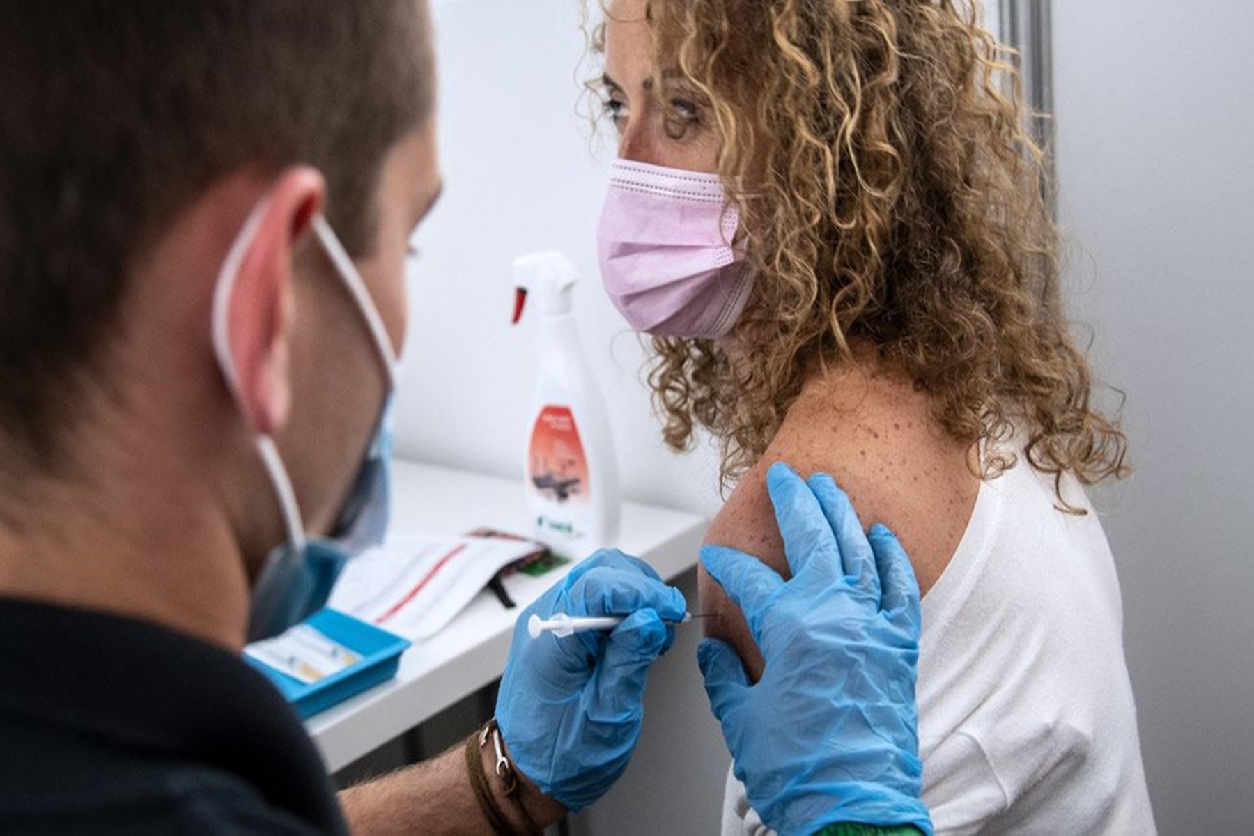 Νέα μελέτη Τσιόδρα-Λύτρα: 20.000 λιγότεροι θάνατοι λόγω εμβολιασμού