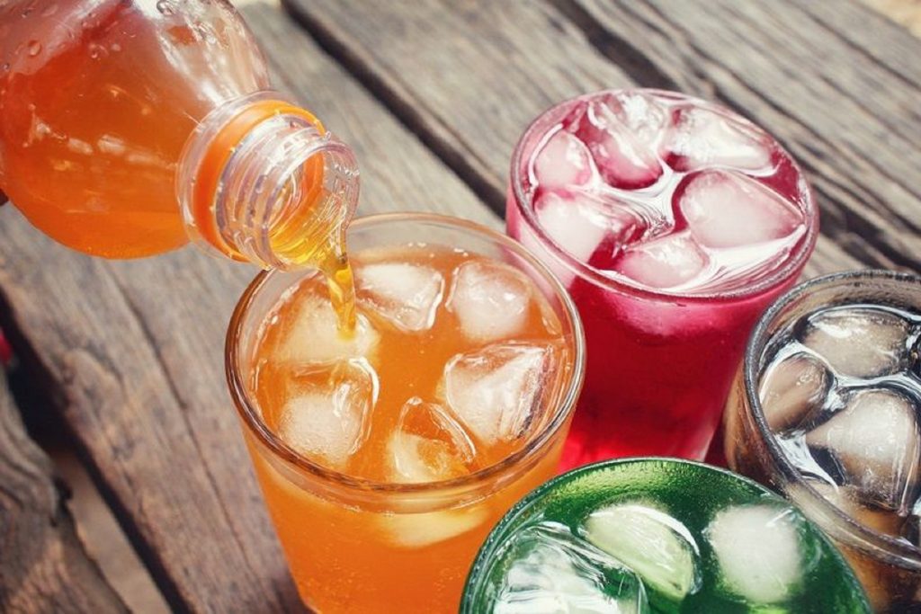 Ανησυχητική η τάση μεταξύ εφήβων σε έντονα ζαχαρούχα ποτά που συνδέονται με καρκίνο του παχέος εντέρου