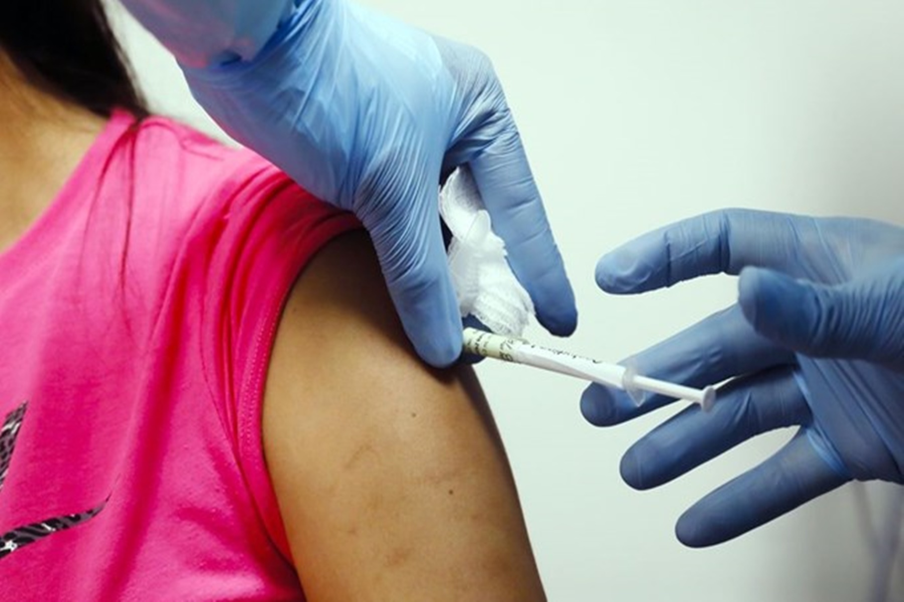 Κορωνοιός εμβόλια : Όσα ισχύουν για εμβολιασμένους και μη