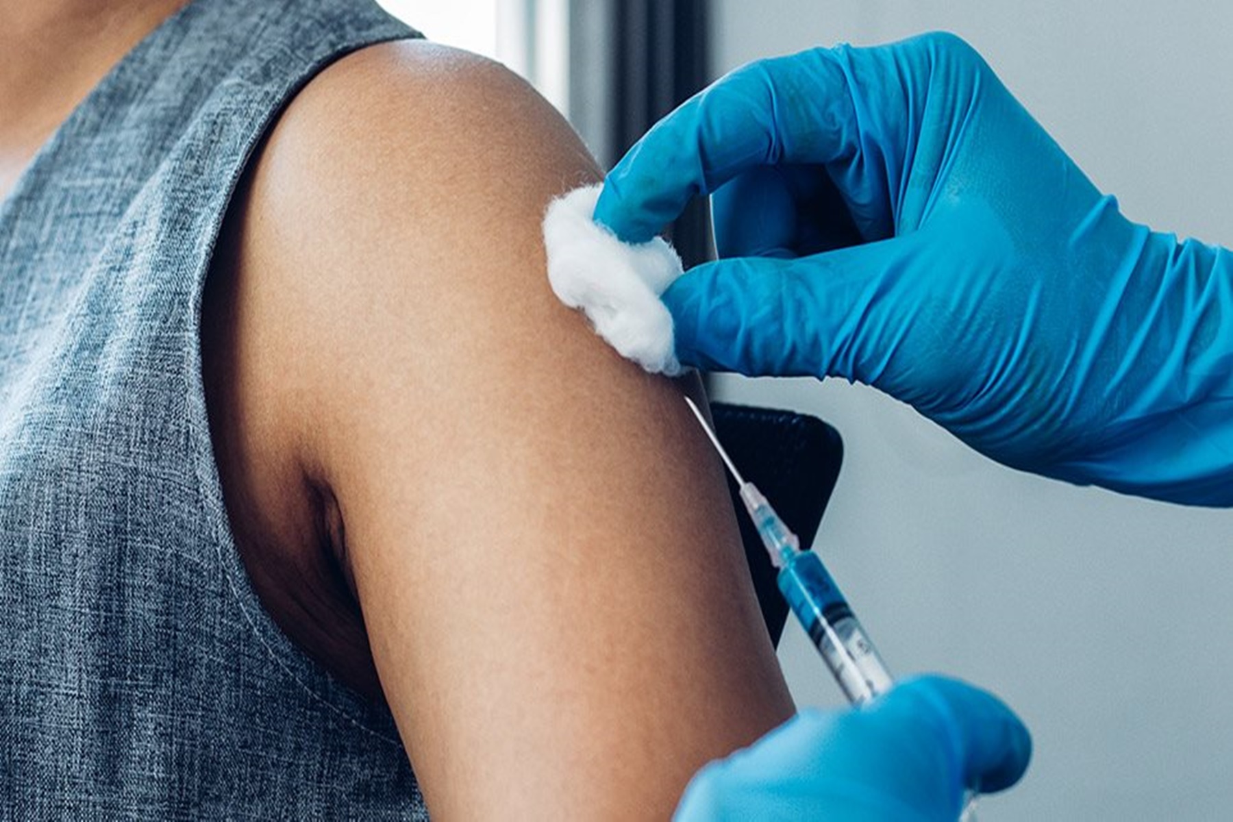 Εμβόλιο Κορωνοϊός : Οι εμβολιασμένοι είναι λιγότερο μολυσματικοί