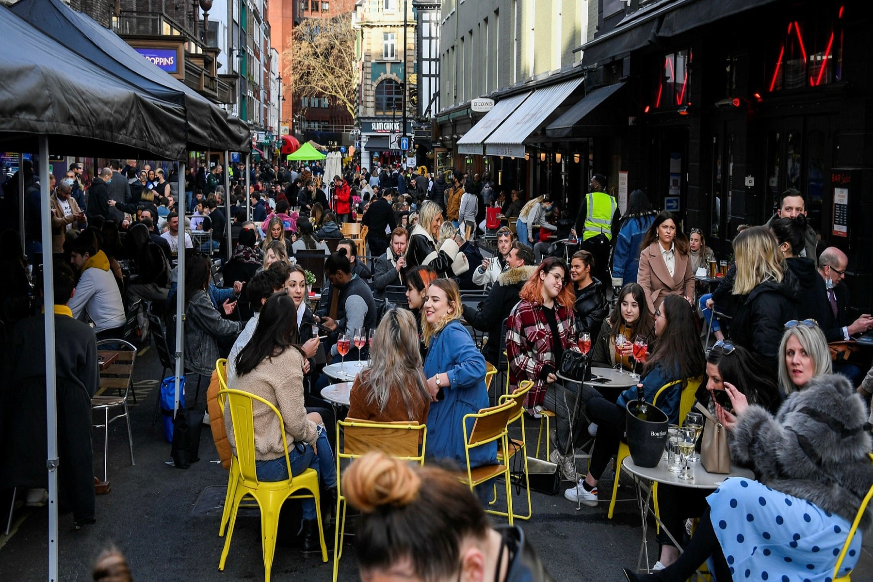 Αγγλία Τζόνσον: Σχεδόν όλοι οι περιορισμοί COVID-19 θα εξαφανιστούν.