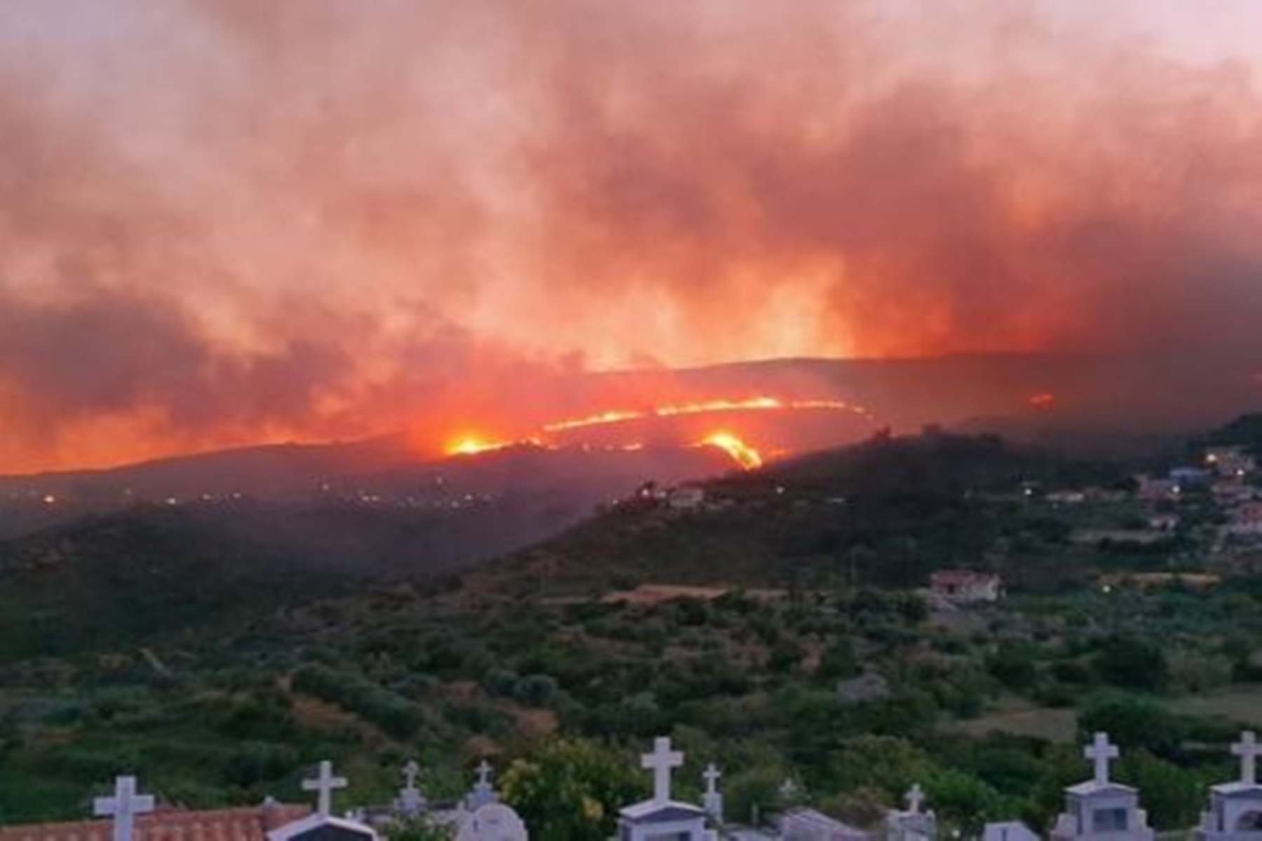 Φωτιά στην Κεφαλλονιά : Δύσκολη νύχτα για το νησί