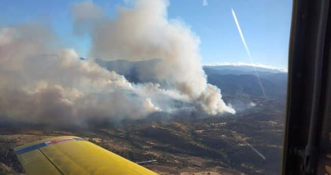 Φωτιά στη Σαλαμίνα: Επιχειρούν εναέριες κι επίγειες δυνάμεις