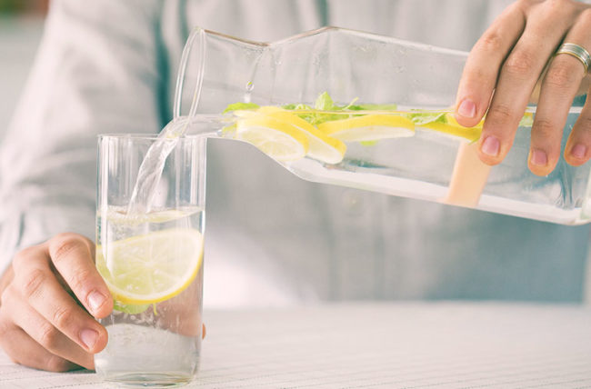 Νερό με λεμόνι: Πώς η προσθήκη λεμονιού στο νερό σας είναι ωφέλιμη για την υγεία [vid]