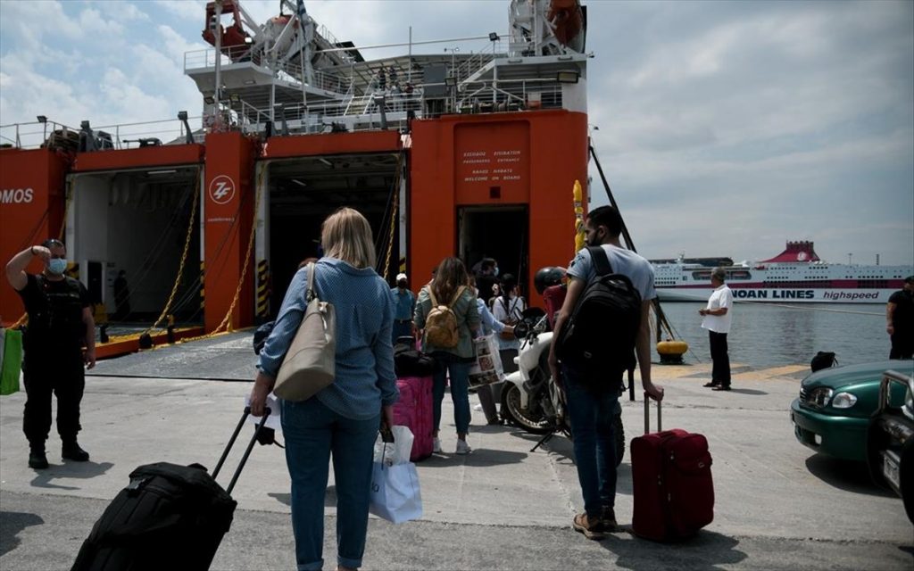 Στο λιμενικό ο έλεγχος για επιβίβαση στα πλοία - 1,5 ώρα πριν στα λιμάνια οι ταξιδιώτες