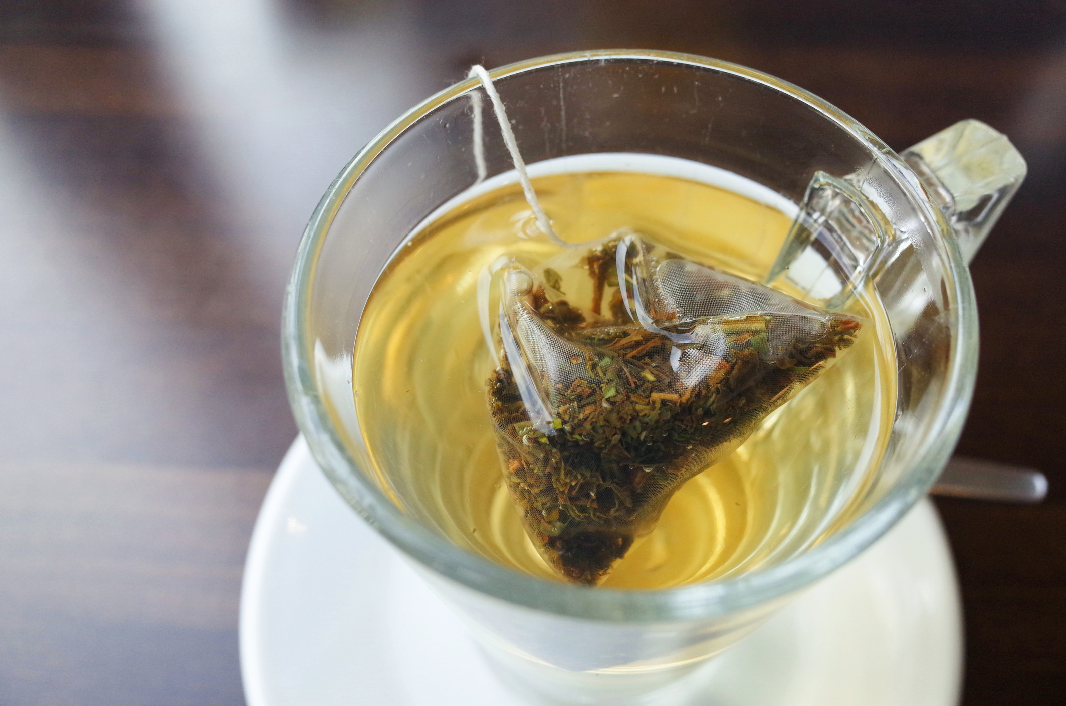 Μαύροι κύκλοι: Το πράσινο τσάι μπορεί να συμβάλλει στην αντιμετώπισή τους [vid]