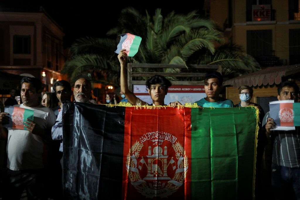 Περίπου 500 διαδηλωτές κατά των Ταλιμπάν στην πλατεία Συντάγματος κυματίζουν τα μαύρα, κόκκινα και πράσινα χρώματα της Αφγανικής σημαίας.