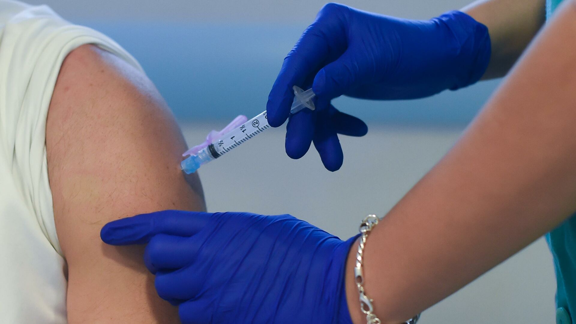 Υποχρεωτικός εμβολιασμός υγειονομικοί: Αντίστροφη μέτρηση για τους ανεμβολίαστους υγειονομικούς [vid]