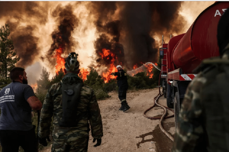 Η πυρκαγιά έφτασε στην Εθνική Οδό - Καίγονται κατοικίες