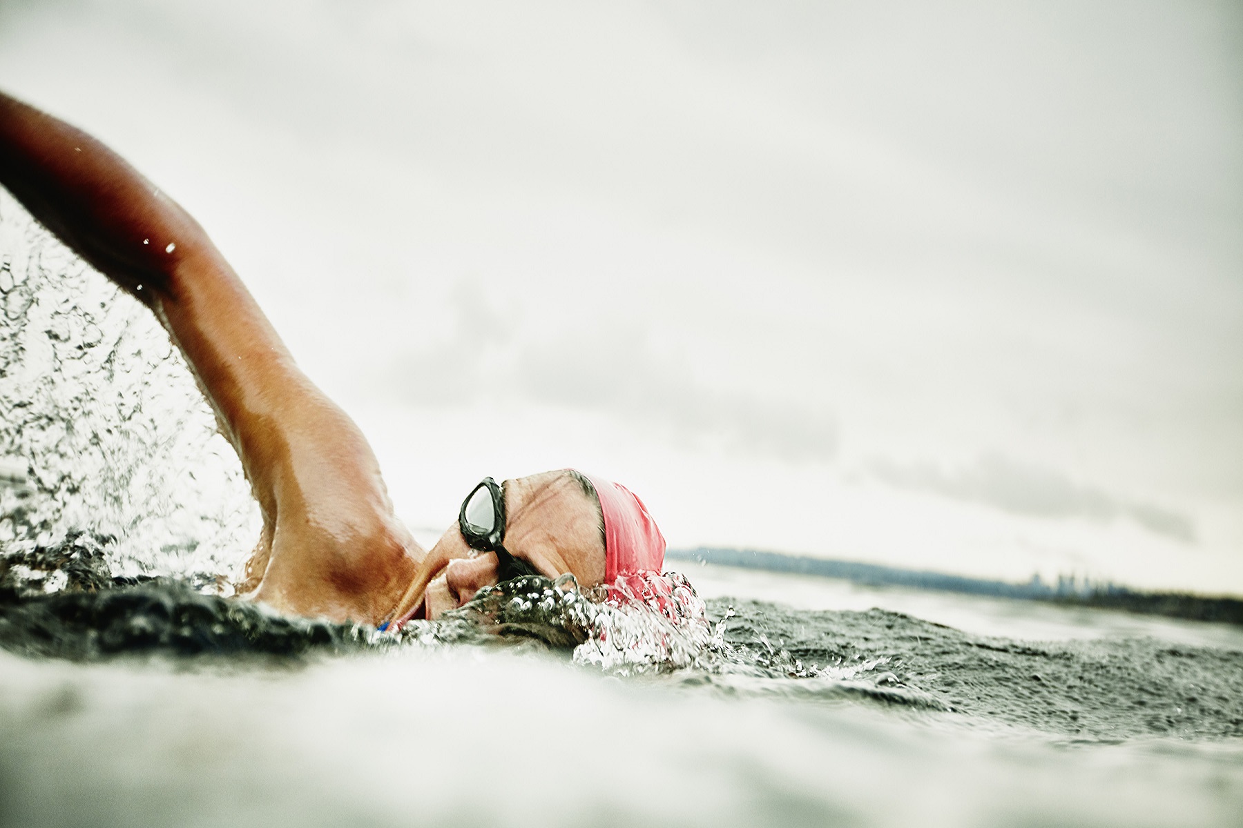 Κολύμβηση: Μπορεί πραγματικά το κρύο νερό να βελτιώσει την ψυχική υγεία [vid]