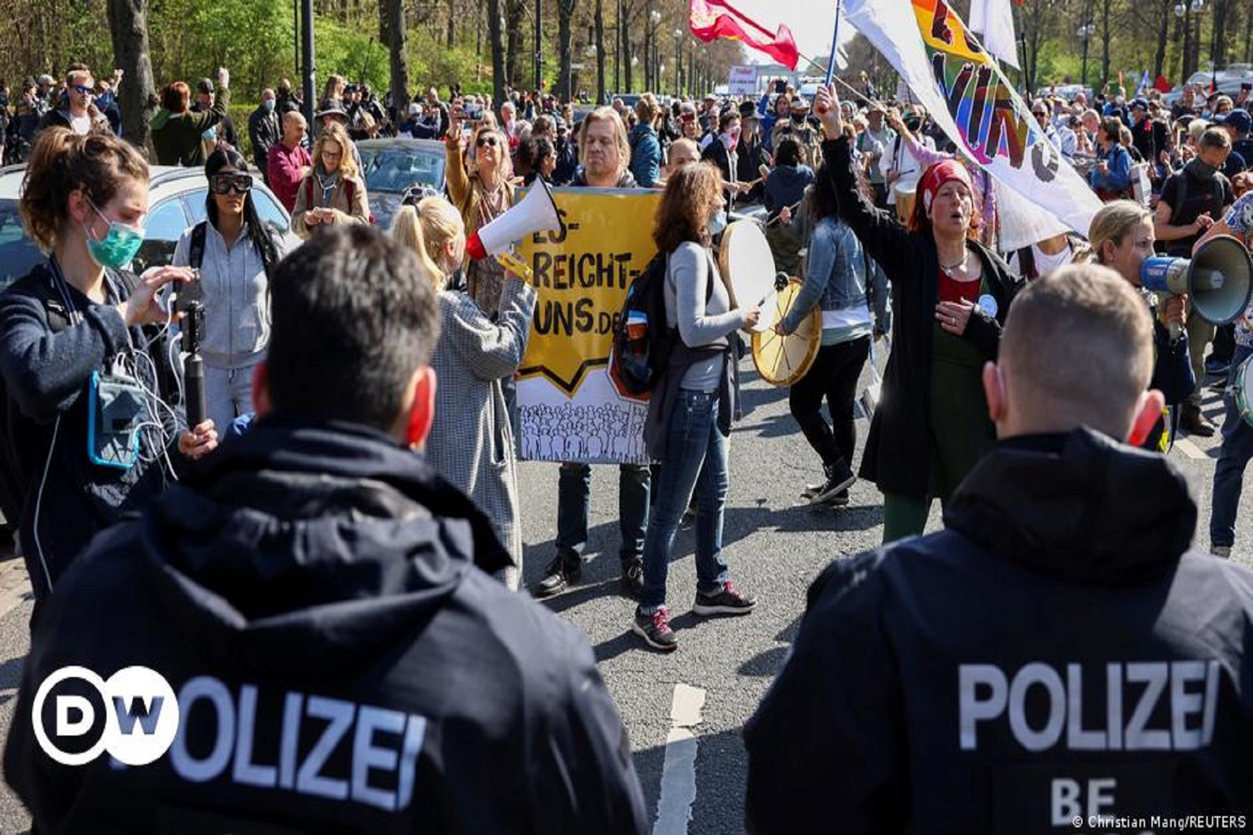 «Είμαστε ο λαός»: Διαδηλώσεις κατά του lockdown ξεσπούν στους δρόμους του Βερολίνου